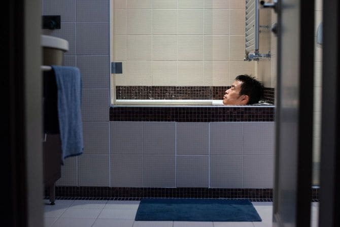 一日の終わりに入浴する男