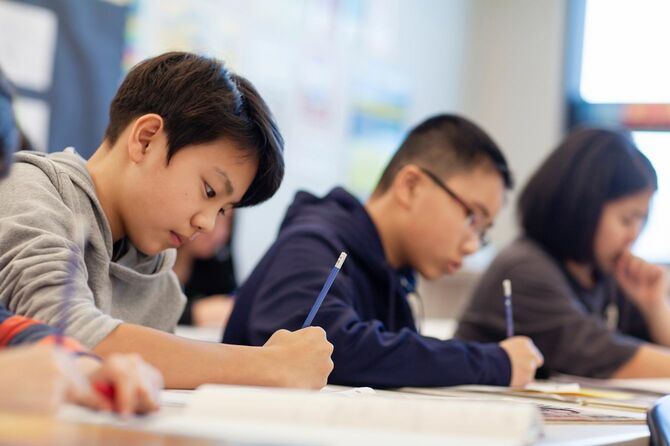 教室で勉強する子どもたち