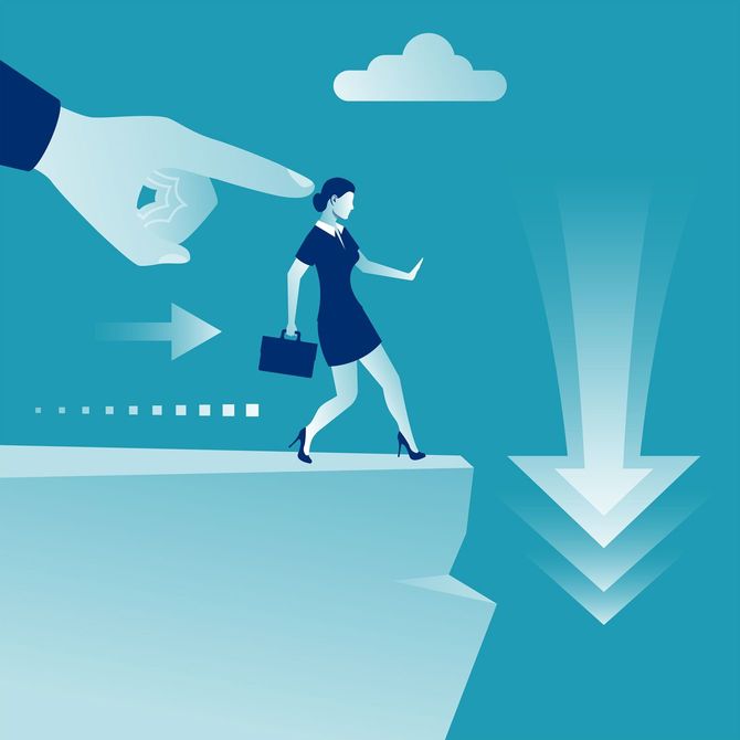 崖っぷちまで働く女性を追いやっている男性の指