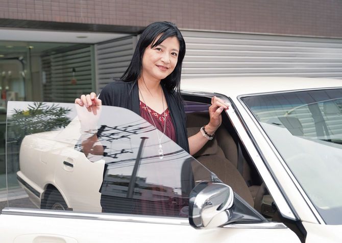 伊藤かずえ氏と愛車のシーマ