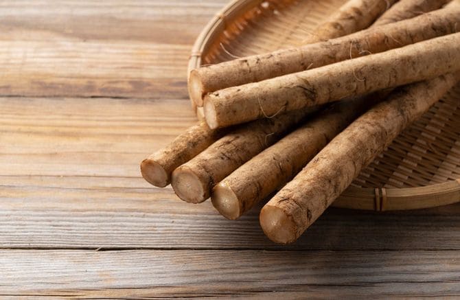 竹ざるに入ったゴボウ