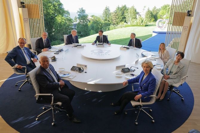 フランス・エビアンで開催されたG7サミットで、高市総理は2026年6月15日、ワーキング・ディナー「主要な国際課題への対処」に出席