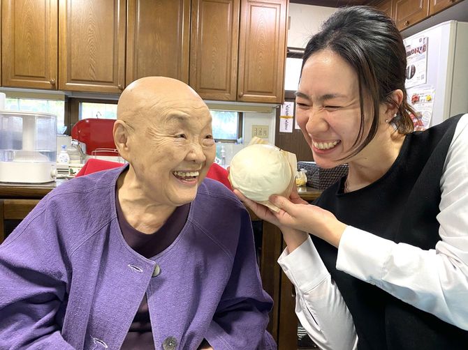 瀬戸内寂聴さん（左）と瀬尾まなほさん