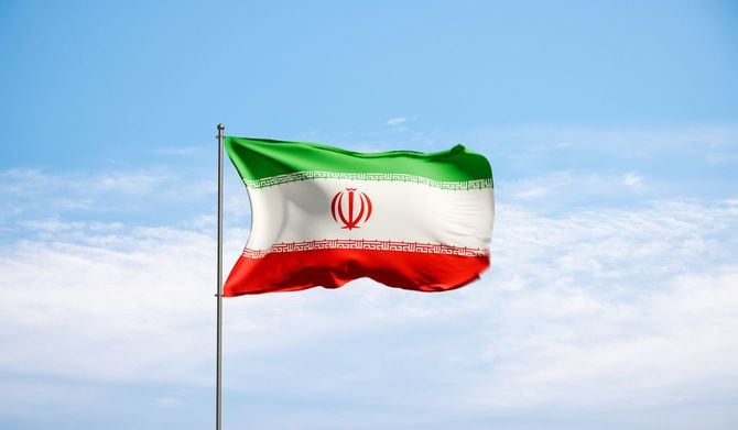 イラン国旗がはためいている