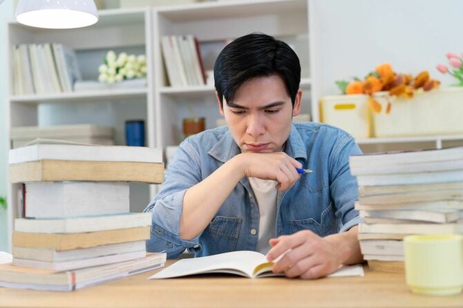自宅で働く若いビジネスマン