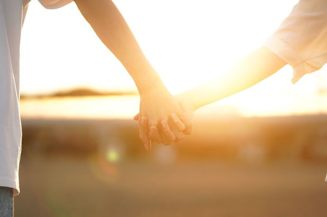 手をつなぐ