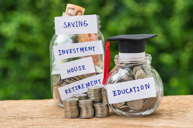 コインのスタックとガラスの瓶