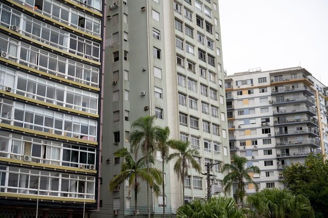 海岸沿いの大通りから望むマンション郡