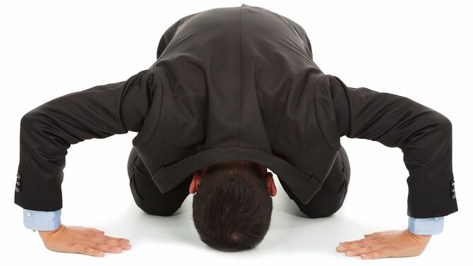 土下座するビジネスマン