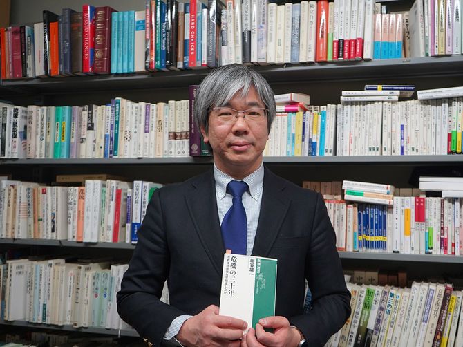 取材は細谷先生の部屋で行われた。