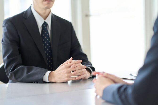 従業員と面接する管理職の男性