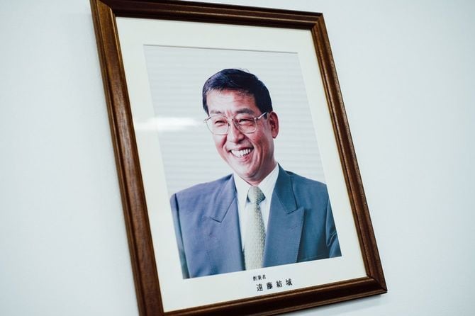 創業者の故遠藤結城氏。レンタルビデオを中心に多商材を扱う手法で会社を急成長させた