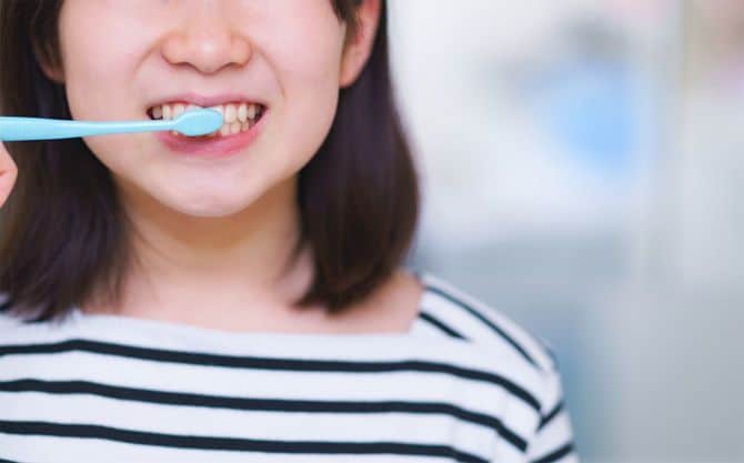 歯を磨く女の子