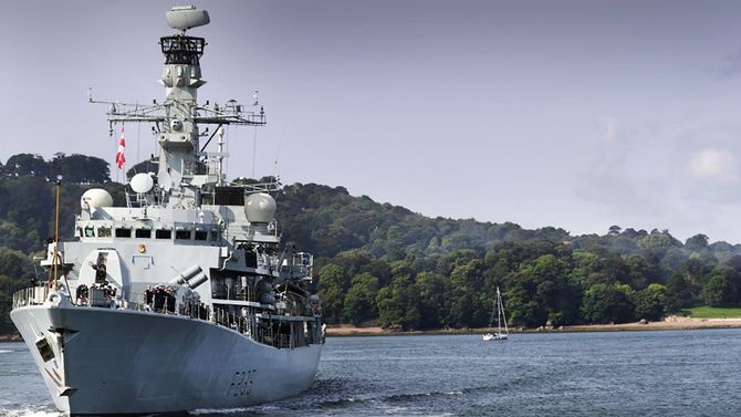 米軍佐世保基地に寄港した英フリゲート艦「リッチモンド」