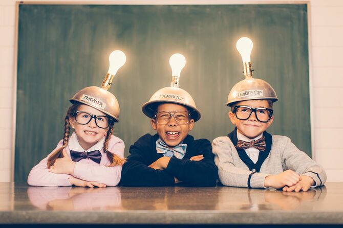 ライトのついたキャップを被った子ども