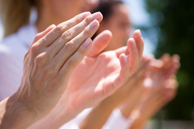 拍手する人々の手元