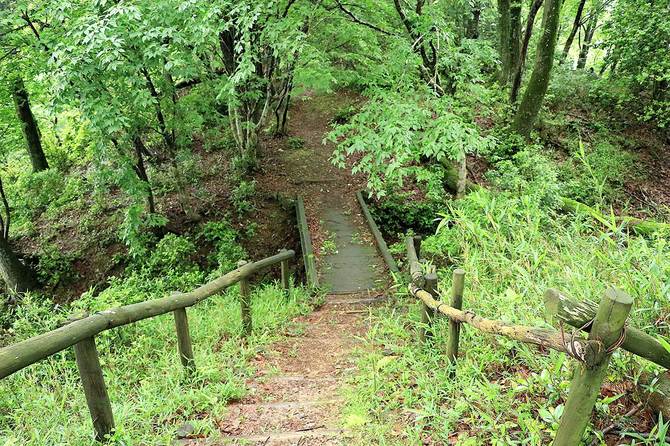 本丸から見下ろす大堀切