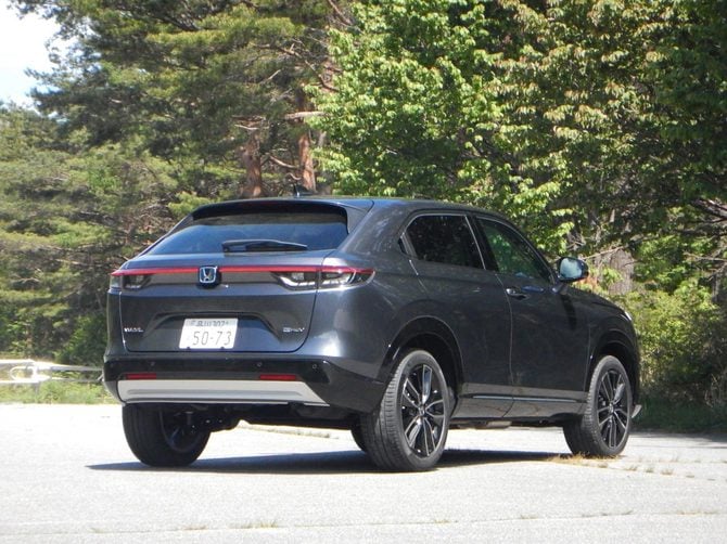 新型ヴェゼル「e:HEV Z」後ろ