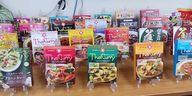 調味料メーカーとして1889年に創業したヤマモリは、現在タイカレーのレトルト製造・販売でシェア1位の地位を築いている