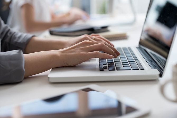 ノートパソコンを使用する女性