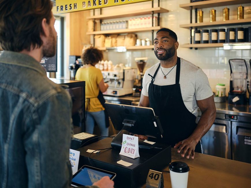 カフェで注文をする人