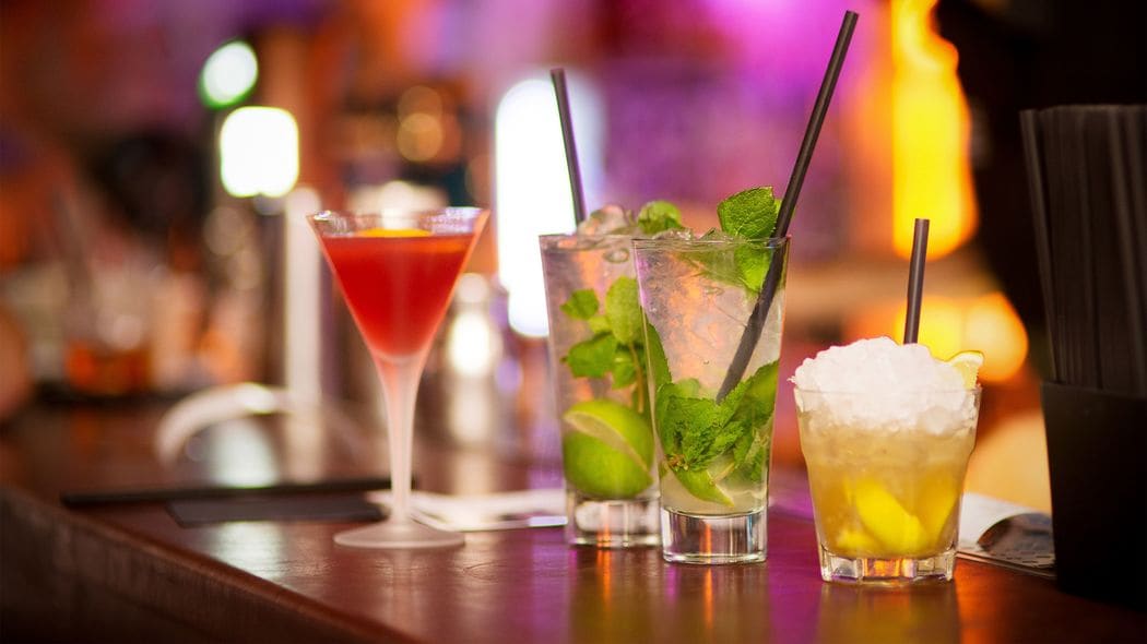 厄介な相手もこれ一発でフリーズ…銀座ホステスが"たちの悪い酔っ払い客"に笑顔で放つ"声かけフレーズ" 慣れたホステスは瞬時に気持ちを母親モードに切り替える