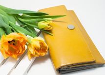 夫への小遣いより多額!?「妻のヘソクリ」で毎月赤字家計