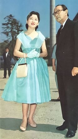 国立西洋美術館を見学する美智子妃。