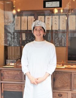 店の前に立つ森さん