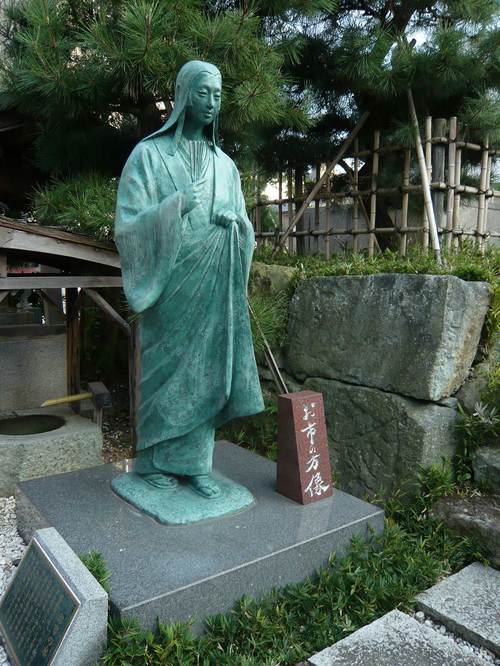 2007年10月7日、柴田神社境内 お市の方像（福井県福井市）
