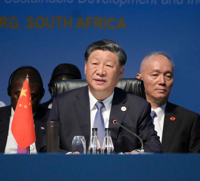 中国の習近平国家主席は2023年8月24日午前、南アフリカのヨハネスブルクで開かれた新興5カ国（BRICS）とアフリカ諸国、その他の新興市場・発展途上国との首脳対話に出席し、「力を合わせ、心を一つにし、手を携えて共に進み、発展共同体へ邁進しよう」と演説した