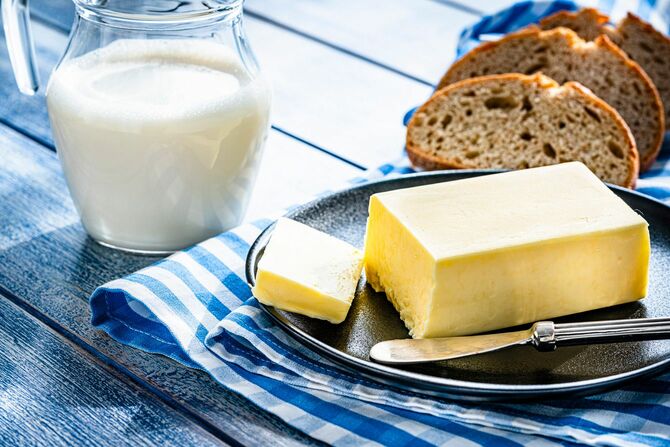 新鮮なミルクとバターとパン