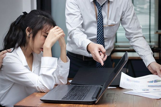 上司に非難されて落ち込んでいる若い社員