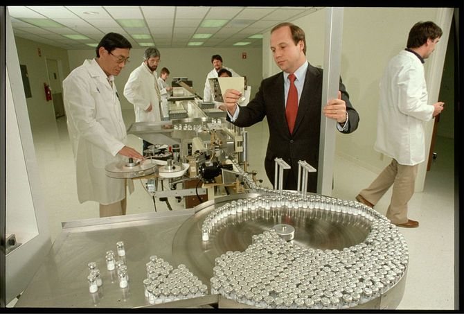 ジェネンテック社の研究室で撮影用のポーズを取るボブ・スワンソン（1984年）
