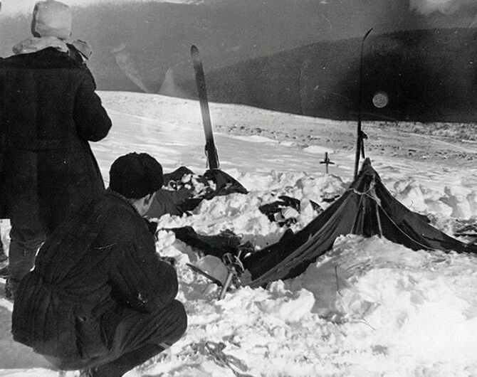 2月に救助隊が発見したテントの全景。テントは内側から切り裂かれ、スキーヤーのほとんどは靴下か裸足で逃げた。（写真＝PD-RU-exempt／Wikimedia Commons）