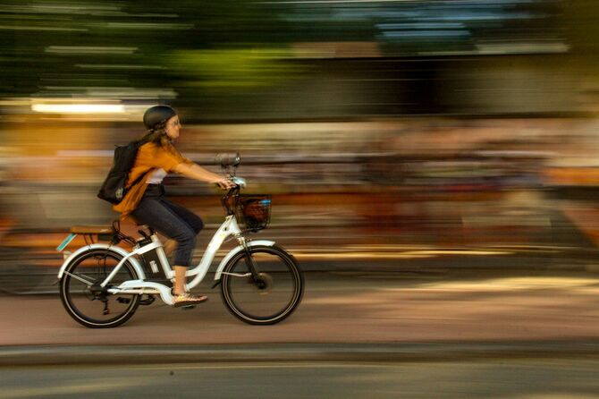 電動自転車に乗る女性