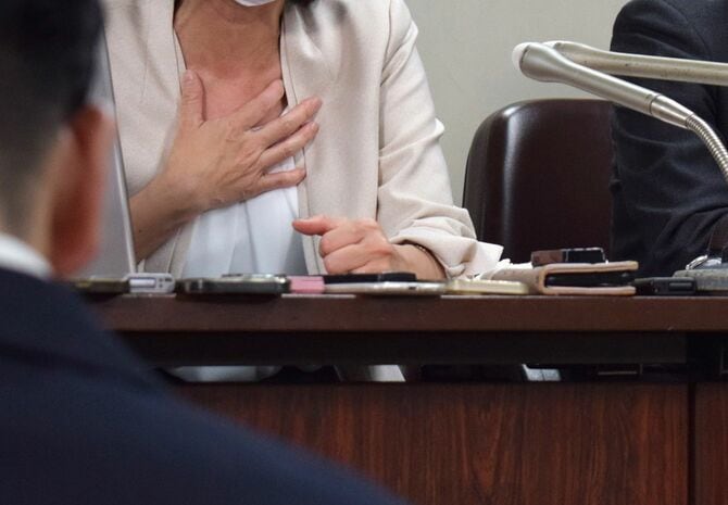 元検事正への裁判で署名提出後、記者会見する女性検事=2025年1月27日、東京都千代田区