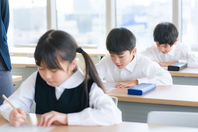 テストを受ける子供たち