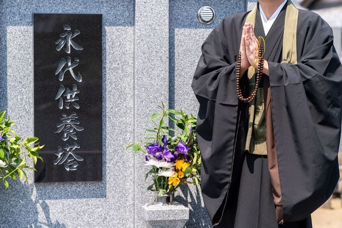 手を合わせる僧侶のイメージ