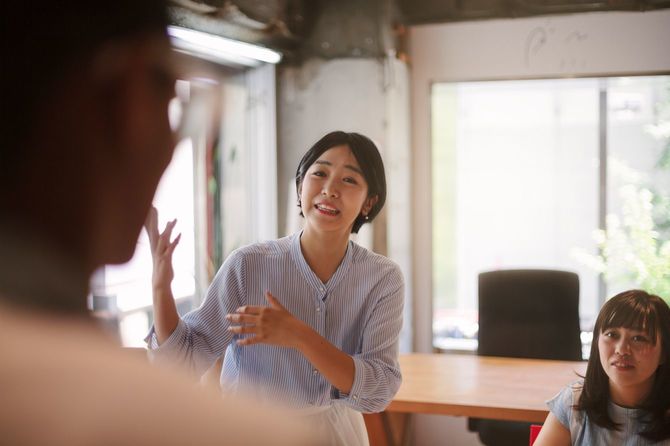 ディスカッションをする女性グループ