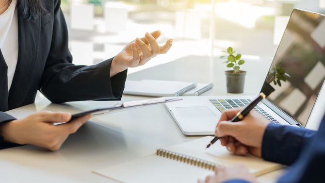 話しかける面接官のメモをとる人の手元