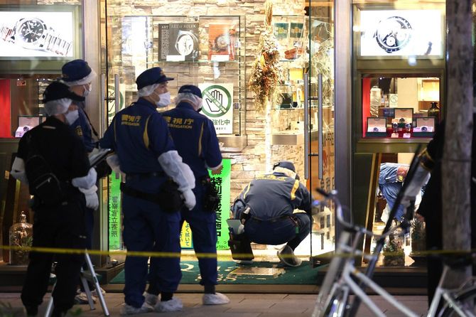 強盗事件があった東京・銀座の高級時計店を調べる警視庁の捜査員ら