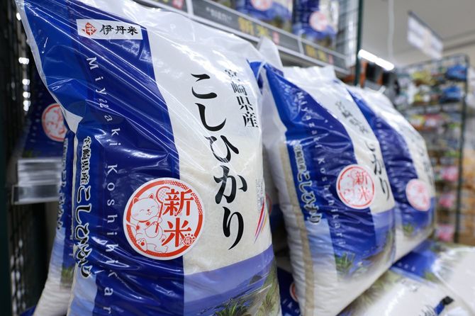 店頭に並んだ宮崎県産コシヒカリの新米=2025年7月31日、東京都小平市のいなげや花小金井駅前店