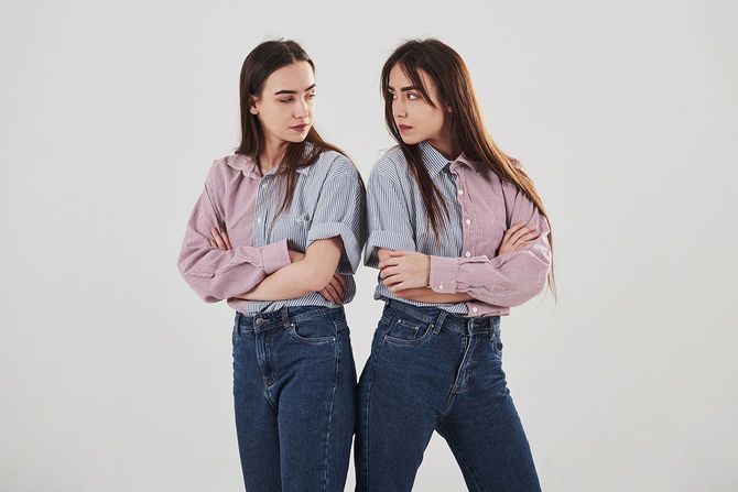 腕組みをしてにらみ合う双子の姉妹