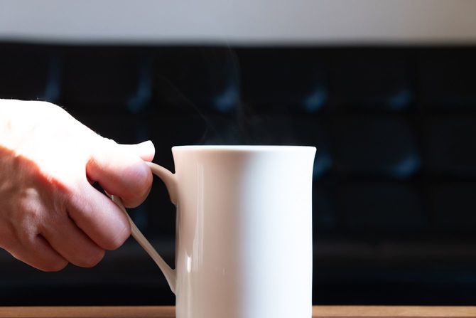 リビングルームで朝のコーヒー