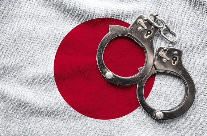 日本の国旗と警察の手錠