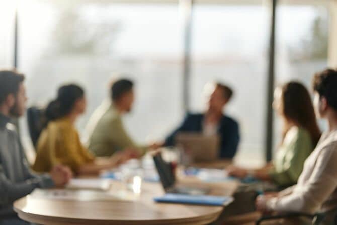 会議するビジネスパーソンたちのぼやけたイメージ