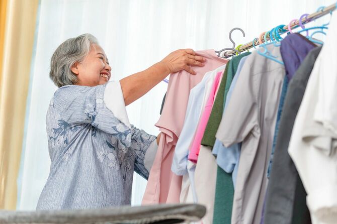 洗濯物を干すシニア女性