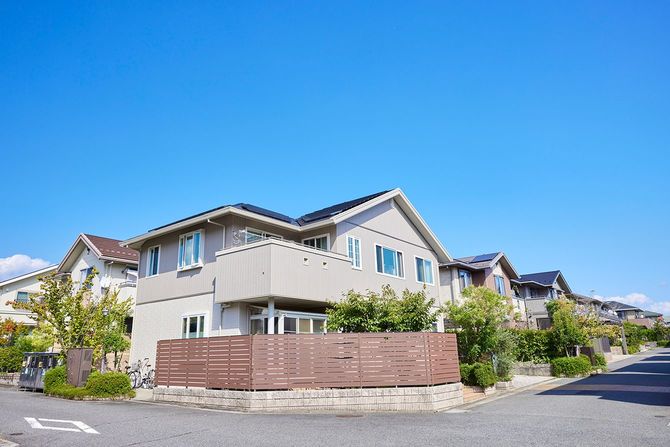 青空の下の住宅街