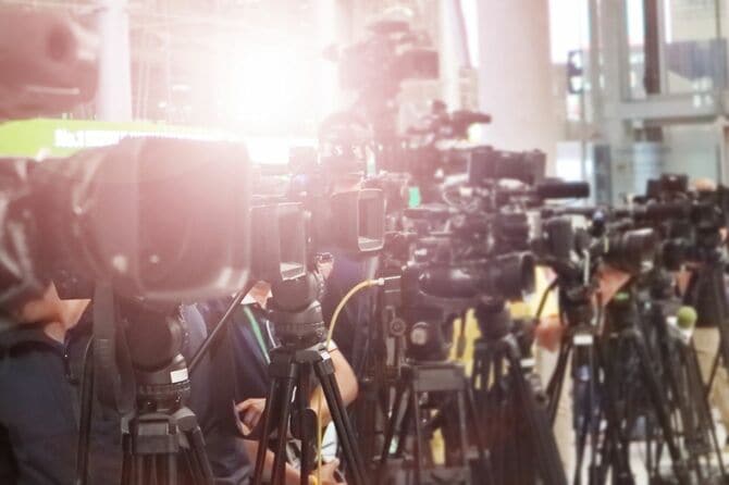 記者会見場にならぶカメラの数々